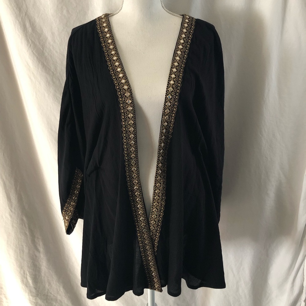 Medium Black kimono gold accents En Creme